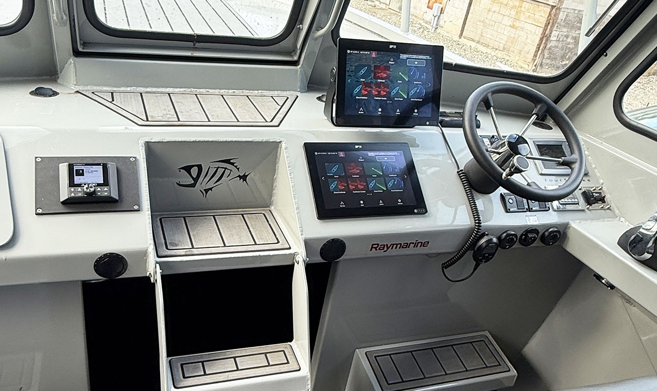 Boat helm with navigation displays and controls
